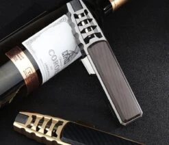 Merkloos Turbo Jetflame Aansteker - Gasbrander - Vuurwerk Torch - Crème Brûlée Brander - BBQ En Sigaren Aansteker - Windproof - Carbon Met Goudkleurige Metalen Behuizing -Woonwinkel 1200x1028 5