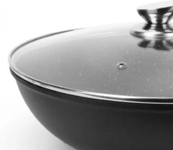 Swiss Pro+ Wokpan - Met Glazen Deksel - 28cm - Zwart 8 Swiss Pro+ Wokpan - Met Glazen Deksel - 28cm - Zwart -Woonwinkel 1200x1038 3