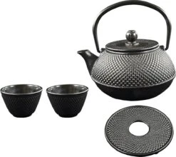 SakuraTea - Theepot Set - 4-delig - Gietijzer - Zwart - 0.8L - 2 Kopjes (100ml) 17 SakuraTea - Theepot Set - 4-delig - Gietijzer - Zwart - 0.8L - 2 Kopjes (100ml) -Woonwinkel 1200x1068 3