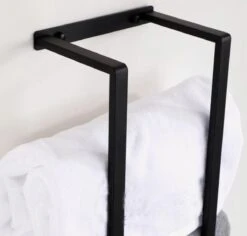 Handdoekrek - 70 Cm - RVS - Handdoekhouder BaderiQ Paris Large - MODEL 2023 - Schroeven Of Plakken - Handdoekenhouders - Handdoekhaak - Handdoek Organizer - Rvs Mat Zwart Poedercoating - Large H70xB20xD14 - Ook Beschikbaar In 40 Cm -Woonwinkel 1200x1147 6