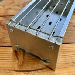 Spiedini Saté-bbq Bali 40 Mini - Kleine, Smalle Houtskoolbarbecue Met Horizontaal Rooster Voor Sate Of Andere Spiesjes - 40 Cm Lang, 11 Cm Breed, 14 Cm Hoog - Ideaal Voor Tuin- Of Open Haard, Of Balkon - Materiaal: Gealuminiseerd Ijzer 15 Spiedini Saté-bbq Bali 40 Mini - Kleine, Smalle Houtskoolbarbecue Met Horizontaal Rooster Voor Sate Of Andere Spiesjes - 40 Cm Lang, 11 Cm Breed, 14 Cm Hoog - Ideaal Voor Tuin- Of Open Haard, Of Balkon - Materiaal: Gealuminiseerd Ijzer -Woonwinkel 1200x1200 1007