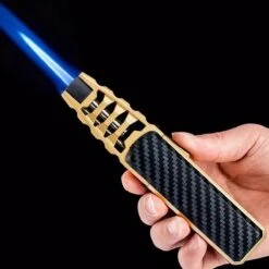Merkloos Turbo Jetflame Aansteker - Gasbrander - Vuurwerk Torch - Crème Brûlée Brander - BBQ En Sigaren Aansteker - Windproof - Carbon Met Goudkleurige Metalen Behuizing -Woonwinkel 1200x1200 1181