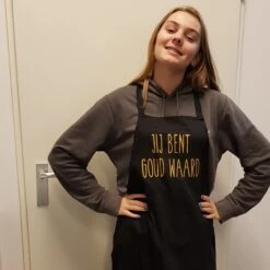 Keukenschort Met Grappige Tekst Bedrukt Cadeau Jij Bent Goud Waard| Katoenen Barbecueschort Keuken BBQ Schort Kookschort Kokschort | Opa Oma Mama Papa Juf Meester Bedanken Collega Vriendin Juffendag Vaderdag Moederdag Verjaardag Man Vrouw -Woonwinkel 1200x1200 1248