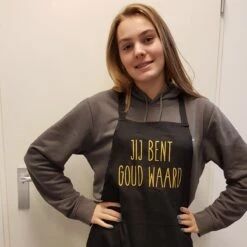 Keukenschort Met Grappige Tekst Bedrukt Cadeau Jij Bent Goud Waard| Katoenen Barbecueschort Keuken BBQ Schort Kookschort Kokschort | Opa Oma Mama Papa Juf Meester Bedanken Collega Vriendin Juffendag Vaderdag Moederdag Verjaardag Man Vrouw -Woonwinkel 1200x1200 1249