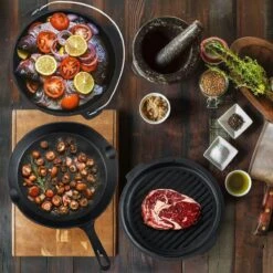 Dutch Mountains Gietijzeren Pannenset 7-delig - Dutch Oven – Braadpan - Grillpan - Hapjespan - Kookset In Houten Transportkist - Deksellifter - Brander 18 Dutch Mountains Gietijzeren Pannenset 7-delig - Dutch Oven – Braadpan - Grillpan - Hapjespan - Kookset In Houten Transportkist - Deksellifter - Brander -Woonwinkel 1200x1200 1388