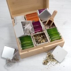 Theedoos Van ZENZYTEA® - Bamboe - Theedoos 9 Vaks - Inclusief 3 Theeblikken Voor Losse Thee - Geschikt Voor Grote & Kleine Theezakjes - Vierkant - Grote Vakken - Luxe Verpakking - Cadeau 18 Theedoos Van ZENZYTEA® - Bamboe - Theedoos 9 Vaks - Inclusief 3 Theeblikken Voor Losse Thee - Geschikt Voor Grote & Kleine Theezakjes - Vierkant - Grote Vakken - Luxe Verpakking - Cadeau -Woonwinkel 1200x1200 1389