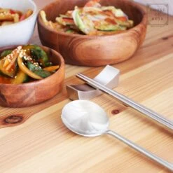House Of Husk 1 Persoons Chopstick Lepel Set - 1 Paar Metalen Koreaanse Eetstokjes - Inclusief Eetlepel En Houder - RVS - Metaal - Eetstokjes - Koreaans - Vaatwasserbestendig - Sushi Chopsticks - Noodles - Zilver -Woonwinkel 1200x1200 1499