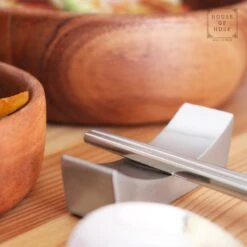 House Of Husk 1 Persoons Chopstick Lepel Set - 1 Paar Metalen Koreaanse Eetstokjes - Inclusief Eetlepel En Houder - RVS - Metaal - Eetstokjes - Koreaans - Vaatwasserbestendig - Sushi Chopsticks - Noodles - Zilver -Woonwinkel 1200x1200 1501