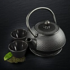 SakuraTea - Theepot Set - 4-delig - Gietijzer - Zwart - 0.8L - 2 Kopjes (100ml) 11 SakuraTea - Theepot Set - 4-delig - Gietijzer - Zwart - 0.8L - 2 Kopjes (100ml) -Woonwinkel 1200x1200 1571