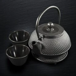 SakuraTea - Theepot Set - 4-delig - Gietijzer - Zwart - 0.8L - 2 Kopjes (100ml) 13 SakuraTea - Theepot Set - 4-delig - Gietijzer - Zwart - 0.8L - 2 Kopjes (100ml) -Woonwinkel 1200x1200 1573