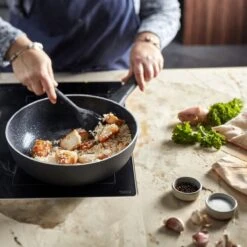 Demeyere Alu Classico 3 Wokpan – Inductie – Ceraforce Keramische Antikleeflaag – 28 Cm – PTFE En PFAS Vrij -Woonwinkel 1200x1200 1611