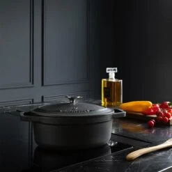 Gietijzeren Braadpan - Sudderpan Zwart Van Daumonet - Ovaal - Ø 29 Cm - 3 Liter - 100% PFAS & PFOA Vrij - Emaille - Geschikt Voor Alle Warmtebronnen - Elektrisch - Gas - Halogeen - Inductie - Keramisch - Vaatwasserbestendig -Woonwinkel 1200x1200 1657