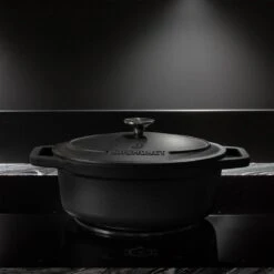 Gietijzeren Braadpan - Sudderpan Zwart Van Daumonet - Ovaal - Ø 29 Cm - 3 Liter - 100% PFAS & PFOA Vrij - Emaille - Geschikt Voor Alle Warmtebronnen - Elektrisch - Gas - Halogeen - Inductie - Keramisch - Vaatwasserbestendig -Woonwinkel 1200x1200 1658