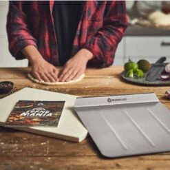 Burnhard Pizzasteen 38 X 30 X 1,5 Cm + Pizzaschep 22 Burnhard Pizzasteen 38 X 30 X 1,5 Cm + Pizzaschep -Woonwinkel 1200x1200 1696