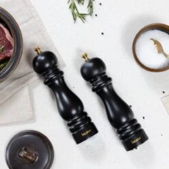 Deleca Luxe Peper En Zoutmolen Set - Met Geschenkdoos - Zout / Pepermolen - Rubberhout - Zwart & Goud -Woonwinkel 1200x1200 1860