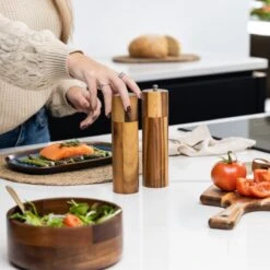 Deleca Luxe Peper En Zoutmolen Set - Zout / Pepermolen - Handmatig - Met Navul Lepel & Geschenkdoos - Acacia Hout - Rond 21 Deleca Luxe Peper En Zoutmolen Set - Zout / Pepermolen - Handmatig - Met Navul Lepel & Geschenkdoos - Acacia Hout - Rond -Woonwinkel 1200x1200 1872