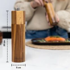 Deleca Luxe Peper En Zoutmolen Set - Zout / Pepermolen - Handmatig - Met Navul Lepel & Geschenkdoos - Acacia Hout - Rond 23 Deleca Luxe Peper En Zoutmolen Set - Zout / Pepermolen - Handmatig - Met Navul Lepel & Geschenkdoos - Acacia Hout - Rond -Woonwinkel 1200x1200 1874