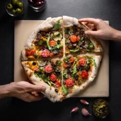 Navaris Pizzasteen XL Voor Oven En Barbecue - Rechthoekige Pizzaplaat 38 X 30 Cm - Inclusief Pizzaschep Met Extra Lang Handvat En Receptenboek -Woonwinkel 1200x1200 1942
