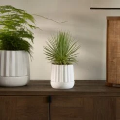 Riviera Maison Plantenbak Rond, Bloempot Met Ribbel - RM Let It Grow Planter - Wit - Porselein - Maat S -Woonwinkel 1200x1200 775