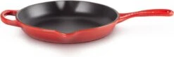 Le Creuset - Gietijzeren Ronde Skillet In Kersenrood 23cm 13 Le Creuset - Gietijzeren Ronde Skillet In Kersenrood 23cm -Woonwinkel 1200x397