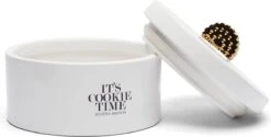 Riviera Maison Voorraadpot Met Deksel, Koekjestrommel - It's Cookie Time Storage Jar - Wit - Porselein -Woonwinkel 1200x609