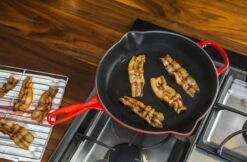 Le Creuset - Gietijzeren Ronde Skillet In Kersenrood 23cm 12 Le Creuset - Gietijzeren Ronde Skillet In Kersenrood 23cm -Woonwinkel 1200x787 2