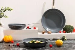 Swiss Pro+ - Koekenpannenset - 3 Delig - Keramisch - Inductie - Milieuvriendelijk - PFAS - PFOA Vrij - Sapphire Green 20 Swiss Pro+ - Koekenpannenset - 3 Delig - Keramisch - Inductie - Milieuvriendelijk - PFAS - PFOA Vrij - Sapphire Green -Woonwinkel 1200x799 48