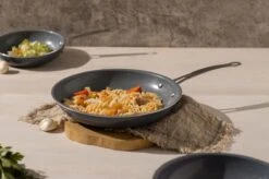 Swiss Pro+ - Koekenpannenset - 3 Delig - Keramisch - Inductie - Milieuvriendelijk - PFAS - PFOA Vrij - Sapphire Green 21 Swiss Pro+ - Koekenpannenset - 3 Delig - Keramisch - Inductie - Milieuvriendelijk - PFAS - PFOA Vrij - Sapphire Green -Woonwinkel 1200x799 49