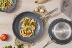 Swiss Pro+ - Koekenpannenset - 3 Delig - Keramisch - Inductie - Milieuvriendelijk - PFAS - PFOA Vrij - Sapphire Green 22 Swiss Pro+ - Koekenpannenset - 3 Delig - Keramisch - Inductie - Milieuvriendelijk - PFAS - PFOA Vrij - Sapphire Green -Woonwinkel 1200x799 50