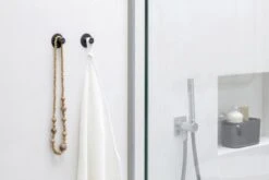 Brabantia ReNew Handdoekhaakjes - 2 Stuks - Dark Grey 16 Brabantia ReNew Handdoekhaakjes - 2 Stuks - Dark Grey -Woonwinkel 1200x800 378