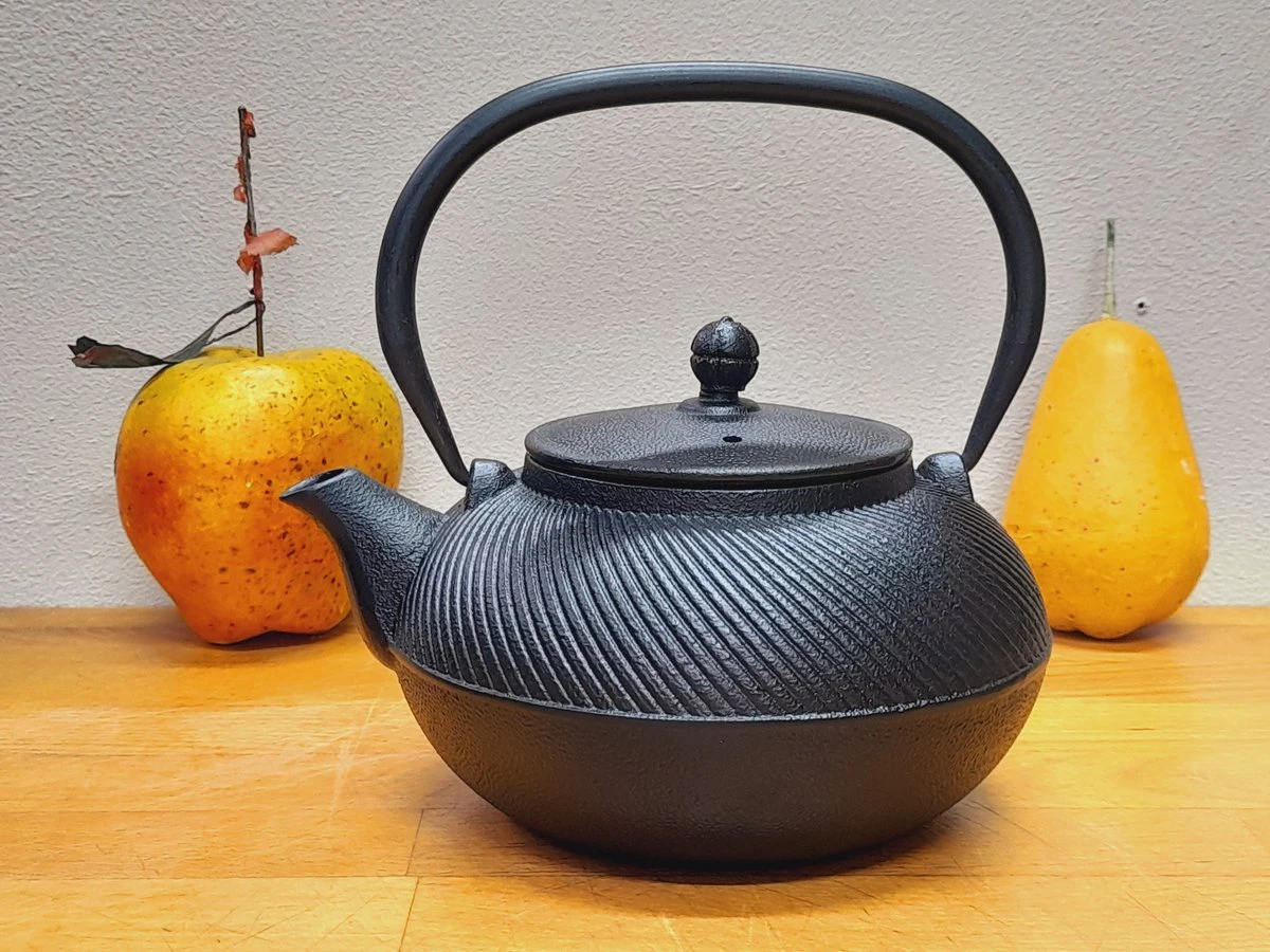Kado Tip Voor De Kerst! Gietijzeren Theepot 1 L Van Het Merk LEIJZER Design, Ook Mooi Voor Op Uw Houtkachel 3 Kado Tip Voor De Kerst! Gietijzeren Theepot 1 L Van Het Merk LEIJZER Design, Ook Mooi Voor Op Uw Houtkachel