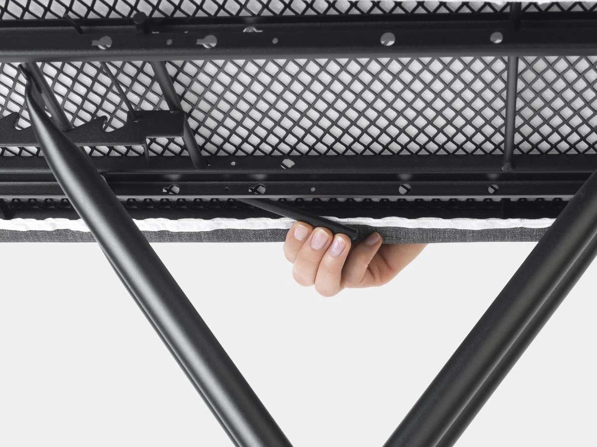 Brabantia Strijkplank B - Met Strijkijzerhouder - 124x38 Cm - Denim Blue 7 Brabantia Strijkplank B - Met Strijkijzerhouder - 124x38 Cm - Denim Blue - Afbeelding 5