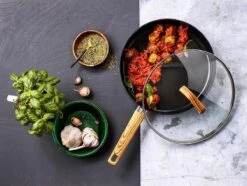 Gero Mark Hapjespan Met Deksel Ø 28 Cm - Aluminium - Inductie - PFAS-vrij 11 Gero Mark Hapjespan Met Deksel Ø 28 Cm - Aluminium - Inductie - PFAS-vrij -Woonwinkel 1200x906 11