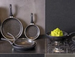 Sola Wokpan Stonehenge - Ø 28 Cm - Zwart/wit - Aluminium - Antiaanbaklaag -Woonwinkel 1200x906 7