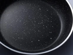 Sola Wokpan Stonehenge - Ø 28 Cm - Zwart/wit - Aluminium - Antiaanbaklaag -Woonwinkel 1200x906 9