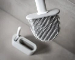 Lopoleis WC Borstel – Toiletborstel – Gesloten Bodem – WC Borstel Met Randreiniger – Siliconen – Grijs – WC Borstel Met Houder – Vrijstaand – Hangend – WC Borstel En Houder -Woonwinkel 1200x959 4