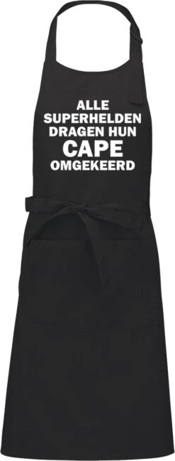 KARIBAN ALLE SUPERHELDEN DRAGEN HUN CAPE OMGEKEERD Herenschort - Zwart Met Witte Tekst - One Size (volwassenen) - Luxe Schort - Keuken | Barbeque | BBQ | Bedienings Schort - Grappige Teksten | Designs - Voor De Stoere Man - Verstelbaar - Cadeau 9 KARIBAN ALLE SUPERHELDEN DRAGEN HUN CAPE OMGEKEERD Herenschort - Zwart Met Witte Tekst - One Size (volwassenen) - Luxe Schort - Keuken | Barbeque | BBQ | Bedienings Schort - Grappige Teksten | Designs - Voor De Stoere Man - Verstelbaar - Cadeau -Woonwinkel 457x1200