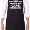 KARIBAN ALLE SUPERHELDEN DRAGEN HUN CAPE OMGEKEERD Herenschort - Zwart Met Witte Tekst - One Size (volwassenen) - Luxe Schort - Keuken | Barbeque | BBQ | Bedienings Schort - Grappige Teksten | Designs - Voor De Stoere Man - Verstelbaar - Cadeau