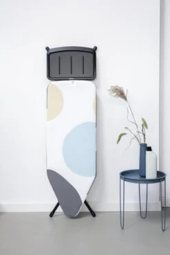 Brabantia Perfect Flow Strijkplank C - Met Stoomunithouder - 124 X 45 Cm - Spring Bubbles -Woonwinkel 799x1200 1