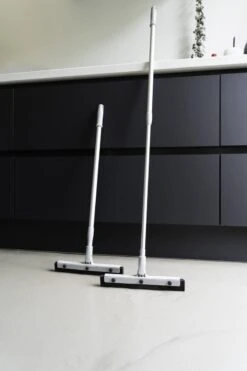 Chaton® Vloertrekker Lang Met Ophangsysteem - Afdraaibare Wisser - Douchewisser - Trekker Douche - Vloerwisser - Uitschuifbaar 70cm Tot 125cm -Woonwinkel 800x1200 133