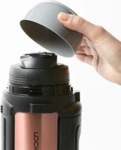 Lock&Lock Thermoskan - Isoleerkan - Thee En Koffie - Lekvrij - 1,5 Liter - RVS - Inklapbaar Handvat - Koper Roze 11 Lock&Lock Thermoskan - Isoleerkan - Thee En Koffie - Lekvrij - 1,5 Liter - RVS - Inklapbaar Handvat - Koper Roze -Woonwinkel 967x1200